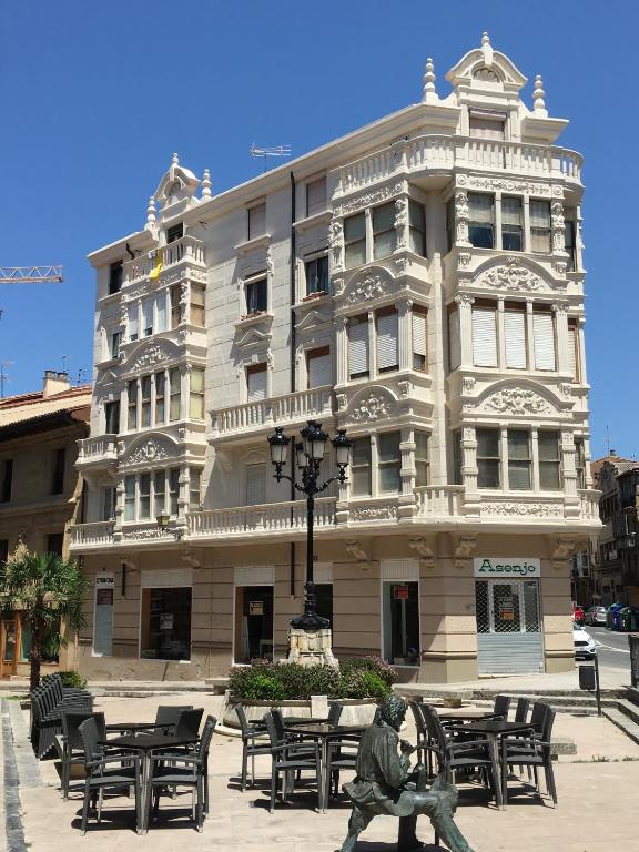 a building with a statue in front of it at Apartamento Pinbal in Haro