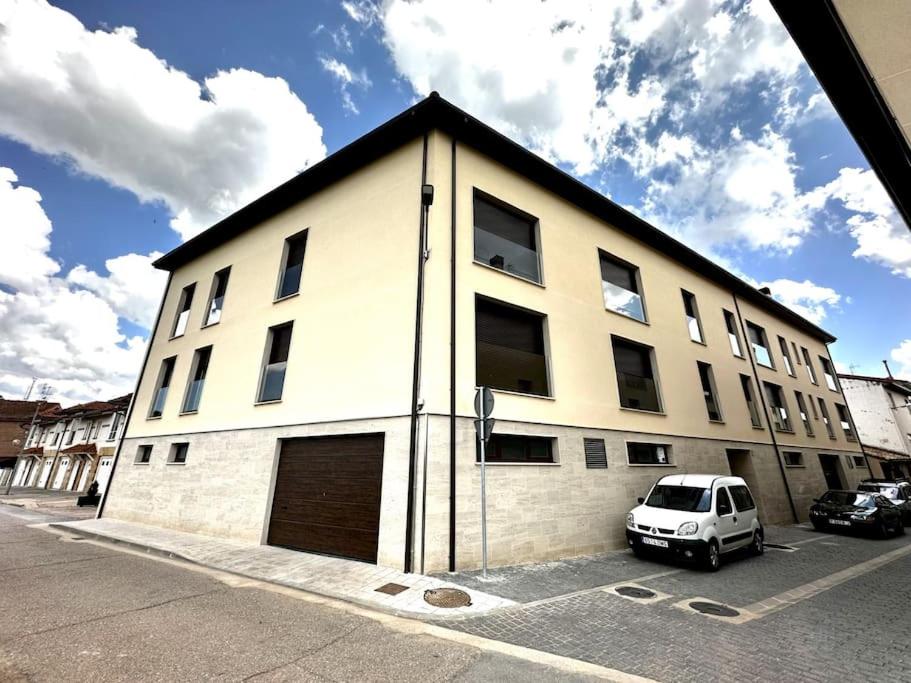 une camionnette blanche garée devant un bâtiment dans l'établissement Apartamento La Muralla 2C, à Aguilar de Campoo