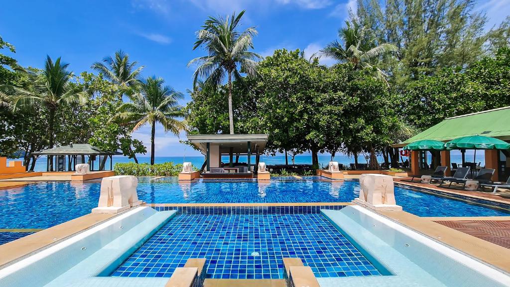 Bazén v ubytování Baan Khaolak Beach Resort nebo v jeho okolí