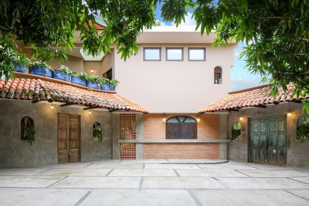サユリタにあるBeautiful 4-Bedroom Hacienda, 5-Minutes from Beachの中庭付きの家