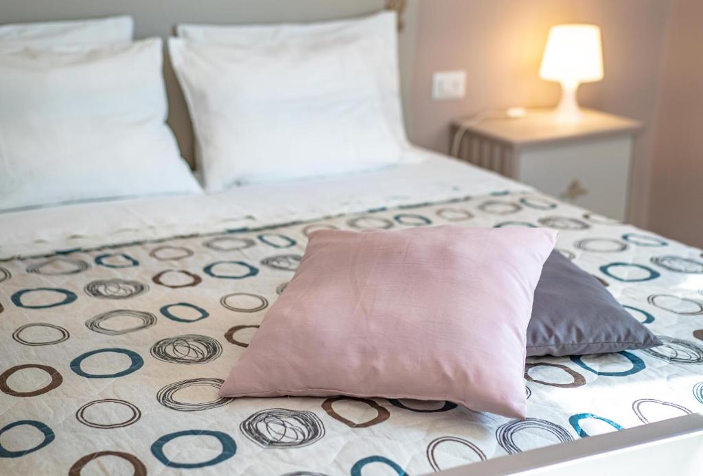 een bed met twee kussens erop bij Alloggio Turistico Pietrafitta in Grotte Santo Stefano