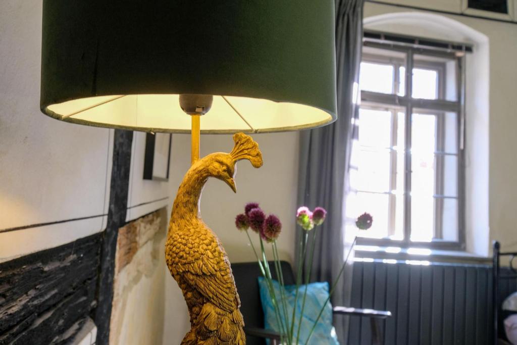 a lamp with a statue of a giraffe on a table at Renaissance-Fachwerkhaus in Torgau