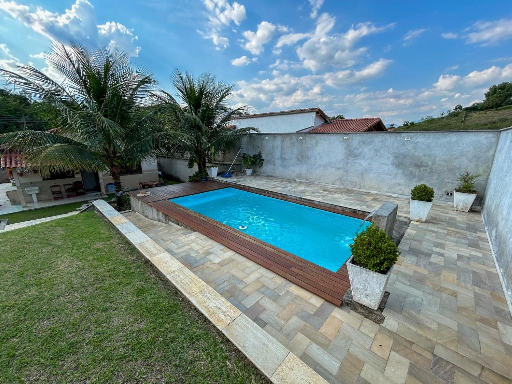 een zwembad in de achtertuin van een huis bij Espaço familiar com piscina em Penedo in Penedo