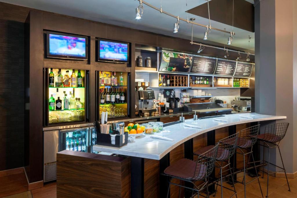 a bar in a restaurant with a counter and bar stools at Courtyard Omaha Downtown/Old Market Area in Omaha