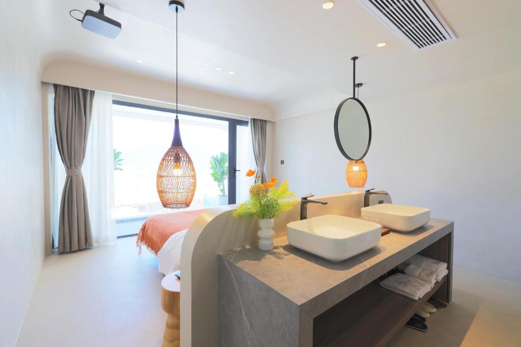 Postel nebo postele na pokoji v ubytování Shenzhen Semporna Beach Sea View B & B - 深圳较场尾仙本那沙滩海景民宿
