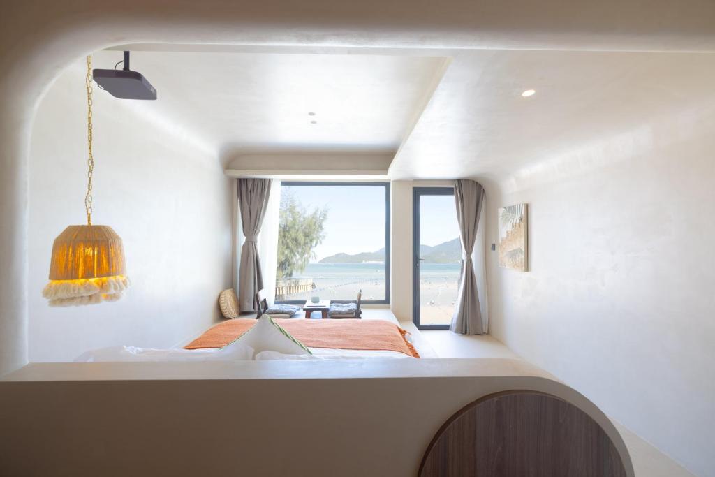 Postel nebo postele na pokoji v ubytování Shenzhen Semporna Beach Sea View B & B - 深圳较场尾仙本那沙滩海景民宿