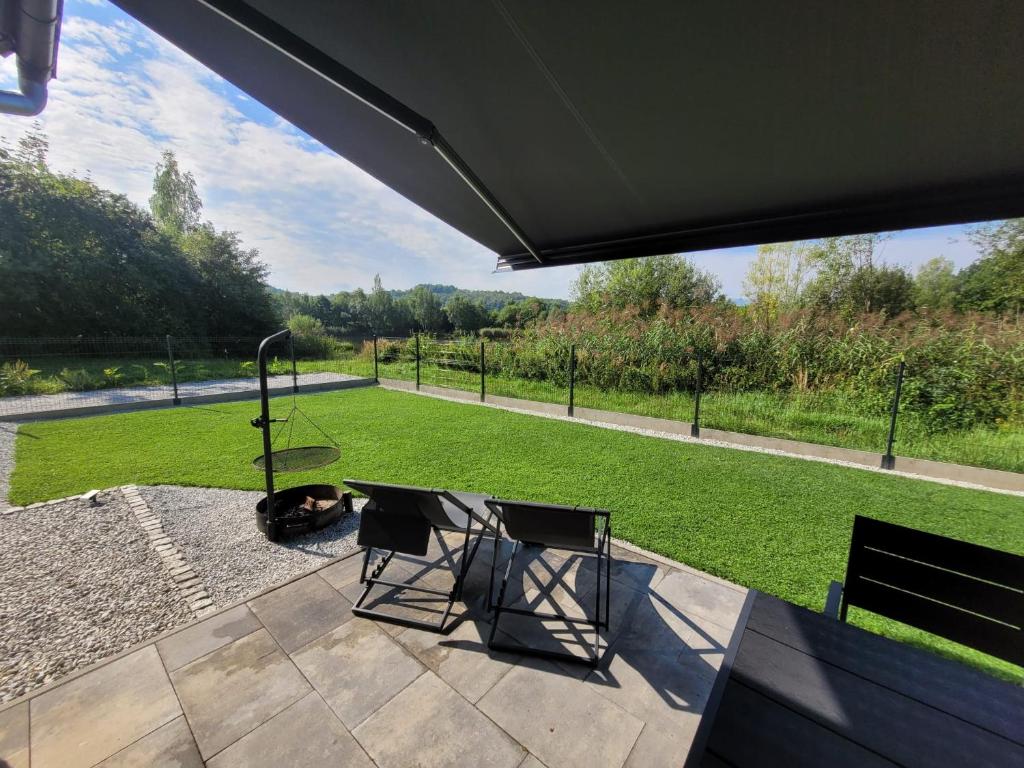 Vonkajšia záhrada v ubytovaní Domek nad wodą Liliput