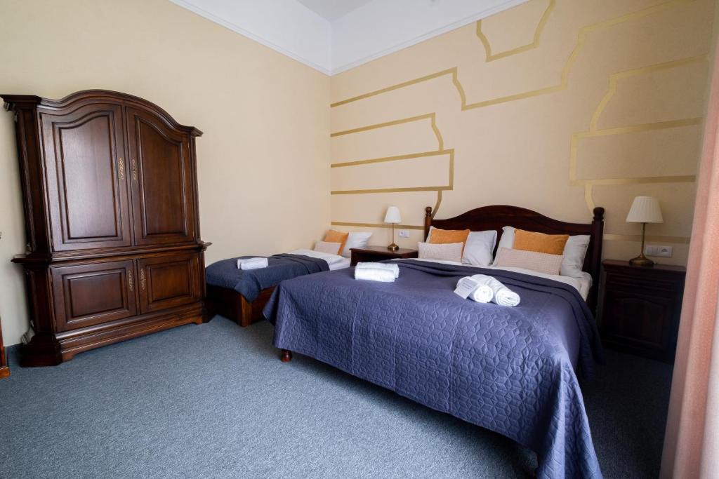 Postel nebo postele na pokoji v ubytování Zámecký Hotel ANTON FLORIAN