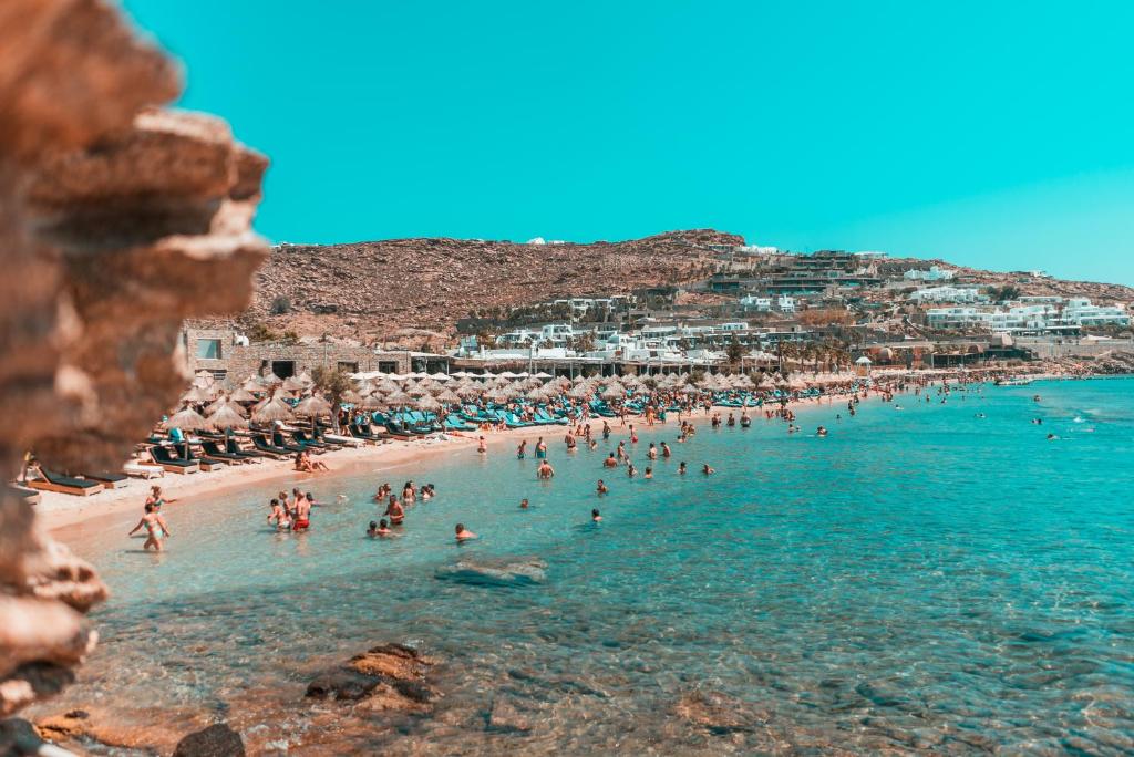 eine Gruppe von Menschen im Wasser an einem Strand in der Unterkunft Paradise Beach Camping in Paradise Beach