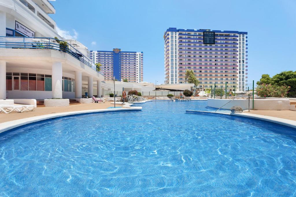 une grande piscine au milieu d'un bâtiment dans l'établissement 418 Paranoramic View By Paramount Holidays, à Adeje