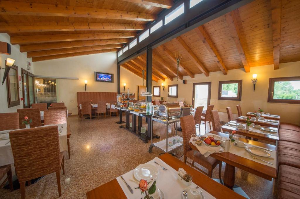 Restaurace v ubytování Hotel Venice Resort Airport