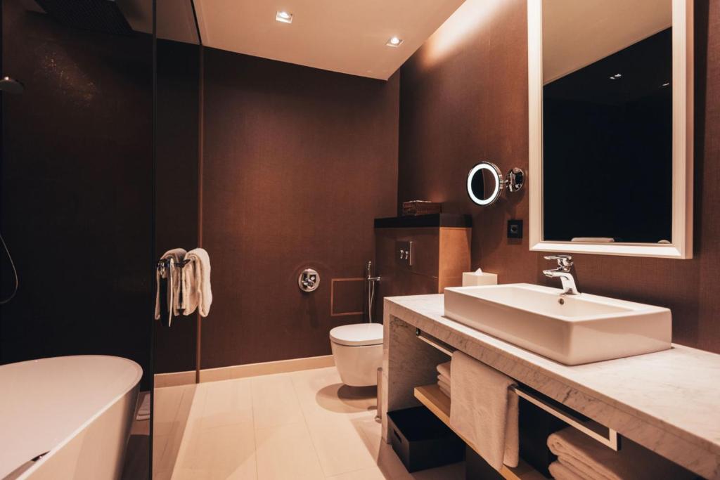 Crowne Plaza Geneva, an IHG Hotel - One-Bedroom Suite With Mountain View