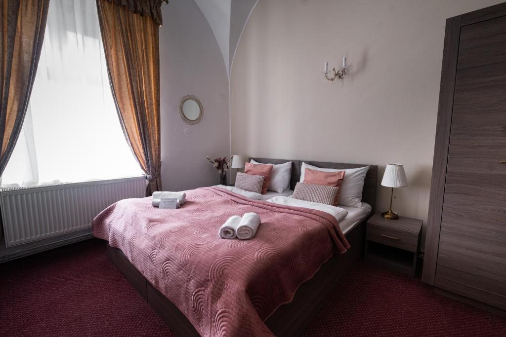Postel nebo postele na pokoji v ubytování Zámecký Hotel ANTON FLORIAN