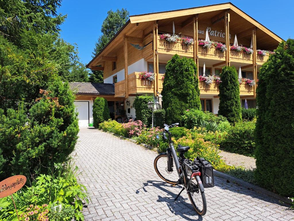 ein Fahrrad, das vor einem Gebäude geparkt ist in der Unterkunft Haus Patricia in Lofer