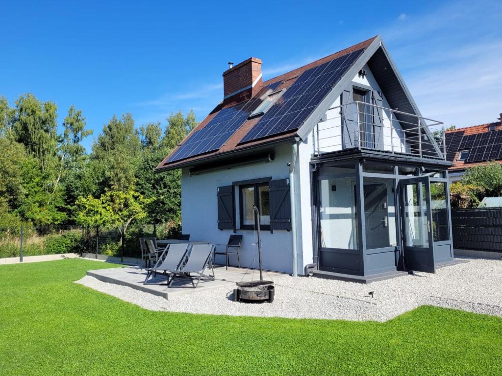 una casa con paneles solares en el techo en Domek nad wodą Liliput, en Jelenia Góra