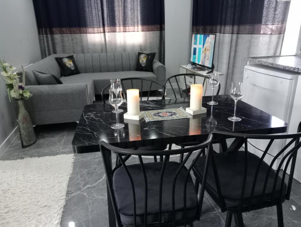 PRETTY HOUSE في باموكالي: غرفة معيشة مع طاولة مع الشموع وأريكة