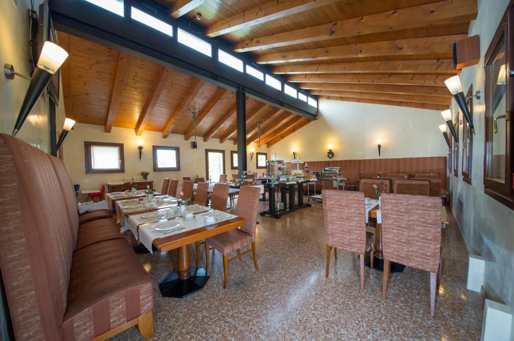 Restaurace v ubytování Hotel Venice Resort Airport