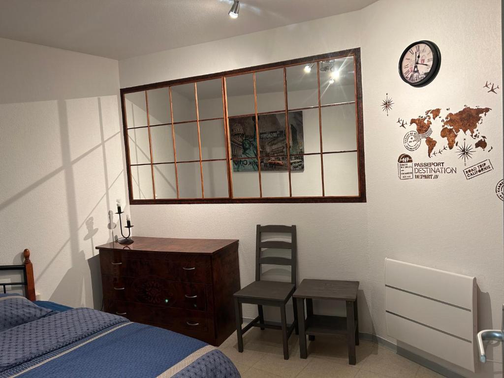 une chambre avec une commode, une chaise et un miroir dans l'établissement Saint Charles, à Marseille