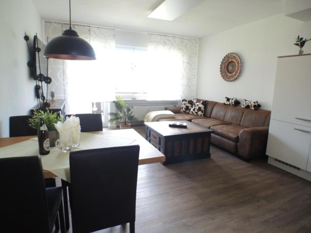 Heidi -207- في ميتنفالد: غرفة معيشة مع أريكة وطاولة
