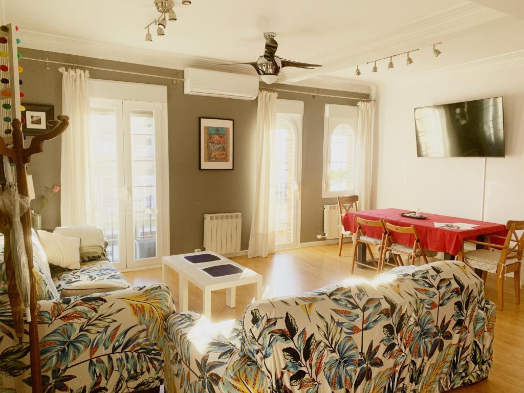 sala de estar con sofá y mesa en Un hogar en el centro - La Casa de Ion Parking gratuito, en Zaragoza