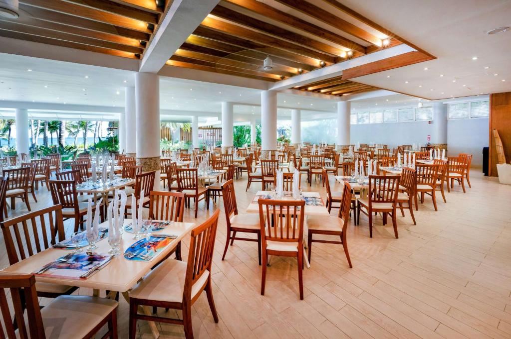 Restaurace v ubytování Viva Tangerine by Wyndham, A Trademark All Inclusive