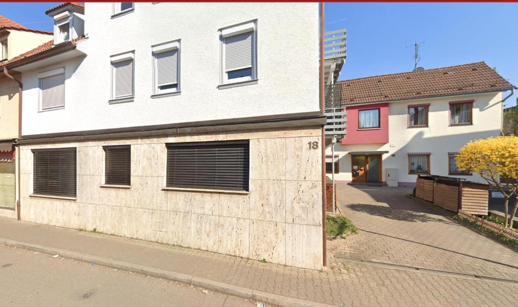 a building on the side of a street at TIME OUT - 3 Zimmer Wohnung mitten in Plochingen in Plochingen