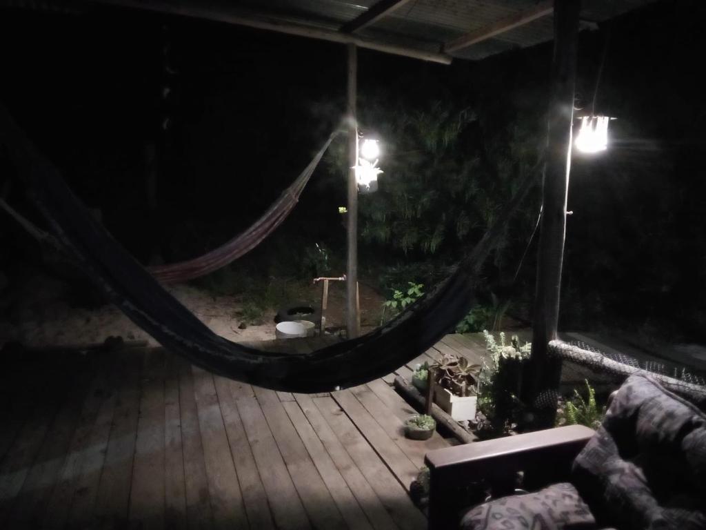 een hangmat midden op een patio 's nachts bij Refugio de paz in Jaureguiberry