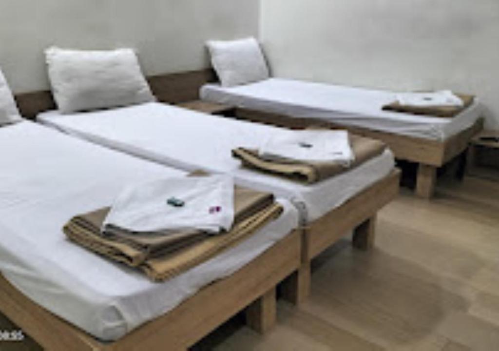 duas camas num quarto com toalhas em Hotel Lotus Chandrapur em Chandrapur