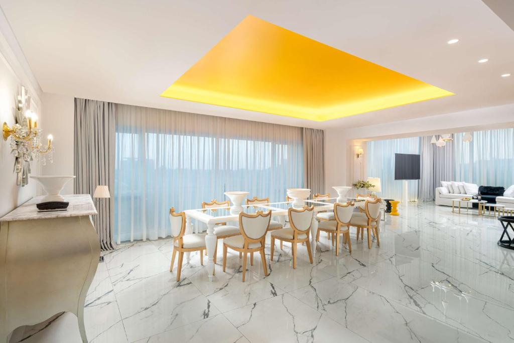 TV a/nebo společenská místnost v ubytování Radisson Blu Hotel Bucharest