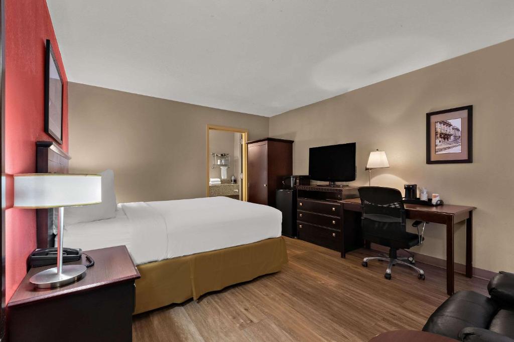 TV a/nebo společenská místnost v ubytování Quality Inn Wayne - Fairfield Area