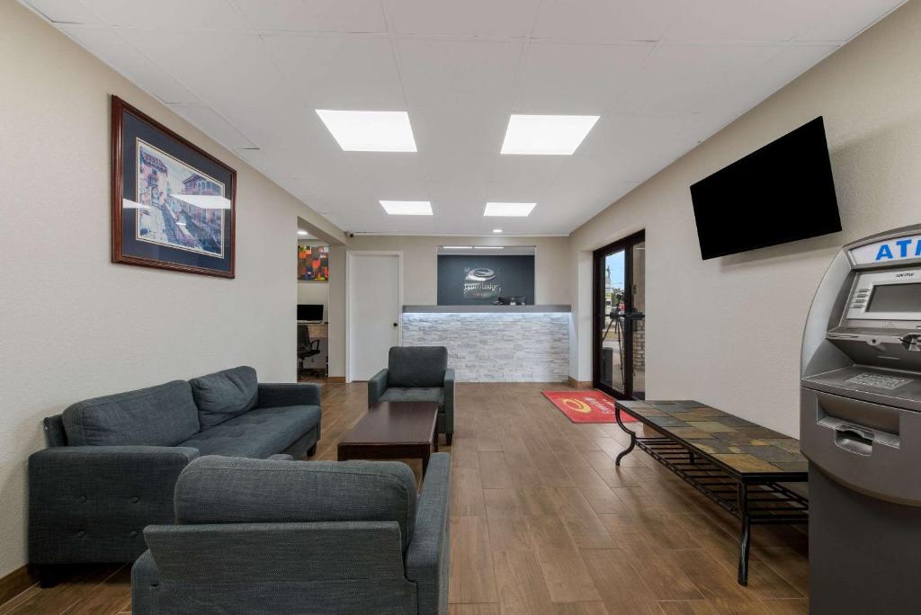 TV a/nebo společenská místnost v ubytování Econo Lodge Cheraw Market Street