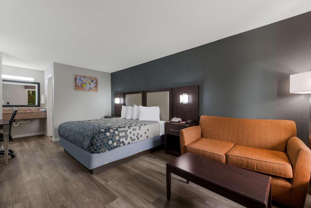 Postel nebo postele na pokoji v ubytování Econo Lodge Cheraw Market Street