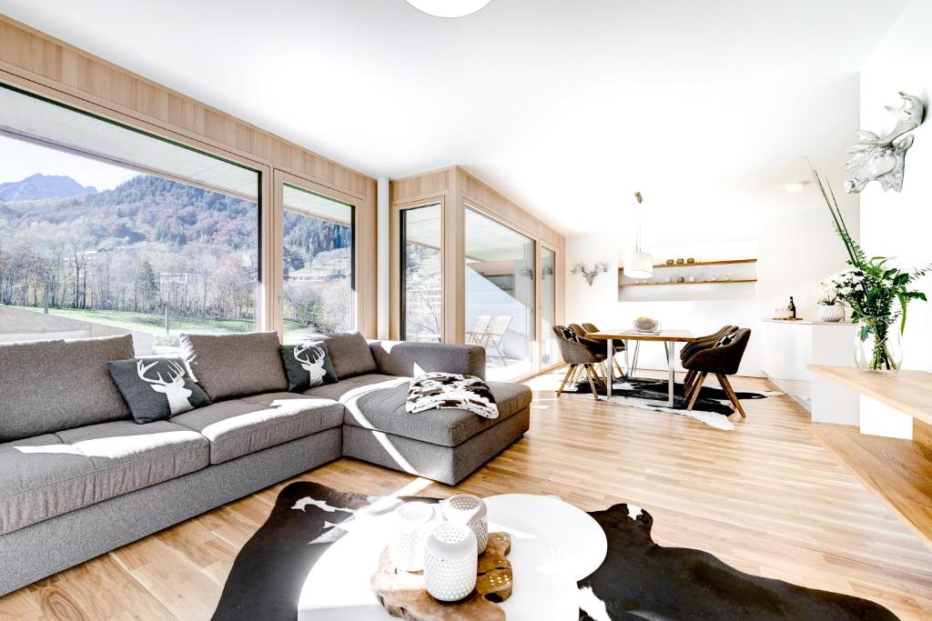 a living room with a couch and a table at Montanara Lodge in Brand