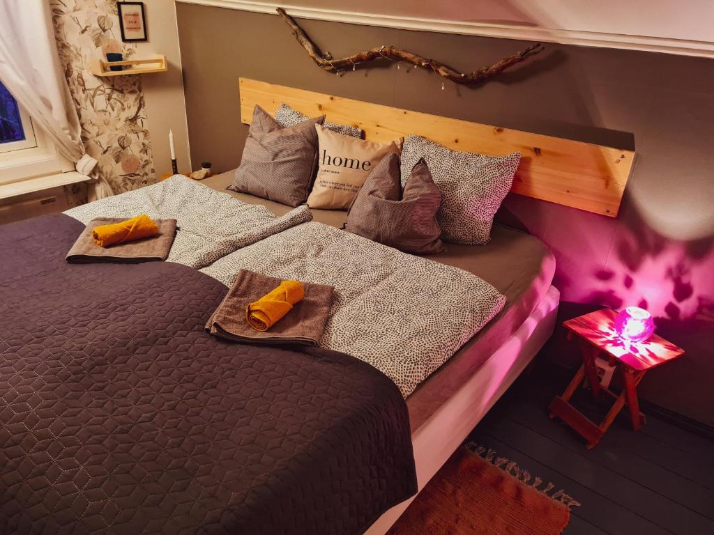Överkalix的住宿－Arctic Circle Cabin，一间卧室配有一张大床,提供紫色床单和枕头