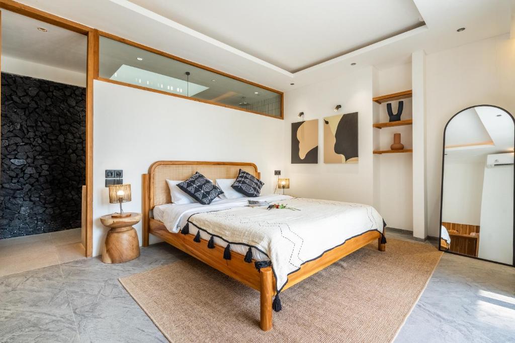 Un pat sau paturi într-o cameră la Happiness Apartments Bali Ubud