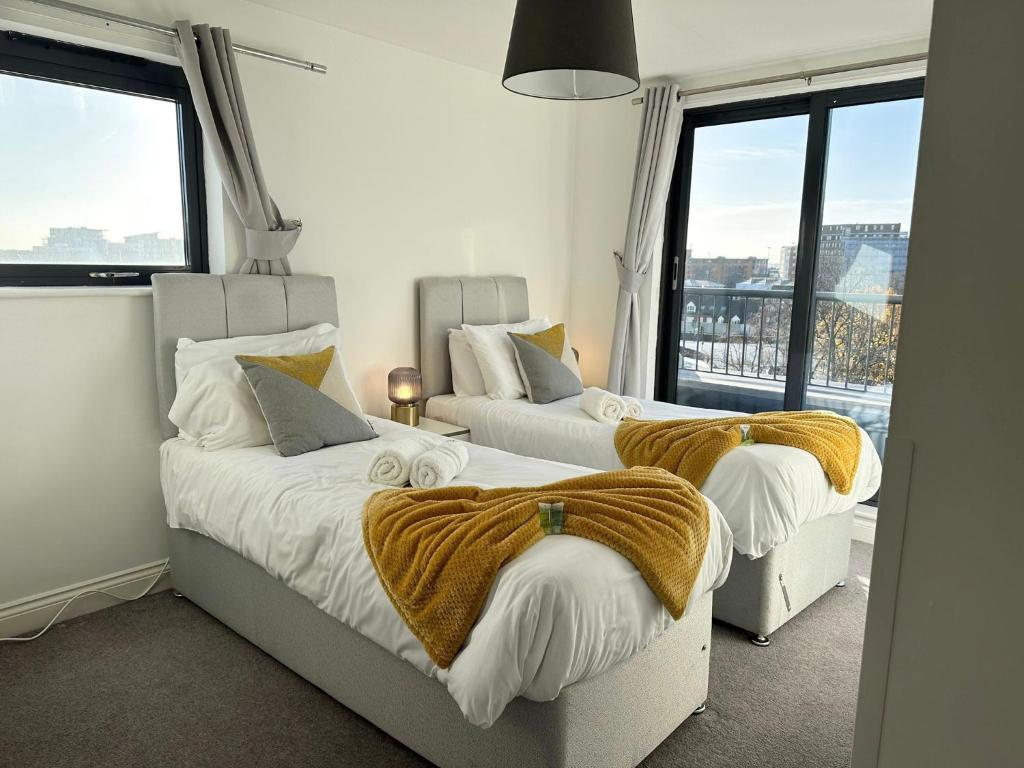 Katil atau katil-katil dalam bilik di BEST PRICE! - HUGE 3 Bed 2 Bath City Centre Newly Refurbished Apartment, Up to 7 guests - FREE SECURE PARKING - SMART TV - SINGLES OR KING SIZE BEDS