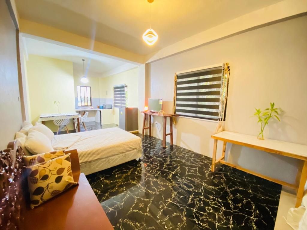 ボラカイにあるCarib Hostel Sa-edのベッドルーム1室(ベッド1台、ソファ、テーブル付)