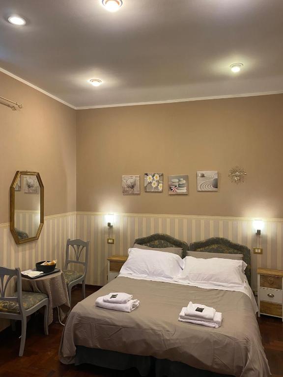 sypialnia z łóżkiem i dwoma ręcznikami na nim w obiekcie Morgagni House w Rzymie