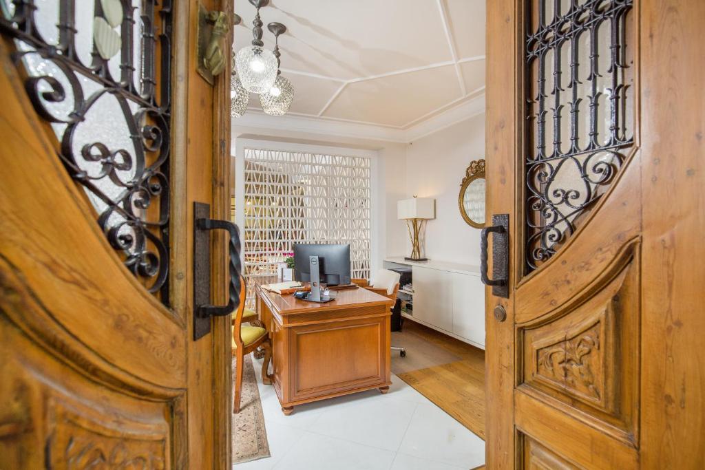 Televízia a/alebo spoločenská miestnosť v ubytovaní Sweet Home Hotel