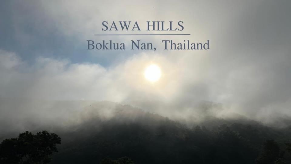 una imagen de una montaña con las palabras savaya hills boko mendocino en สว้าฮิลล์ น่าน สะปัน - SAWA Hills, en Ban Huai Ti