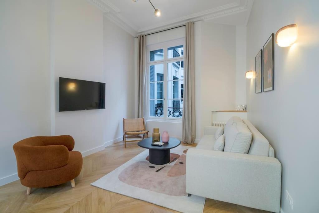 Ruang duduk di Appart 6Pers#2Bedrooms#Victor Hugo#Arc de Triomphe