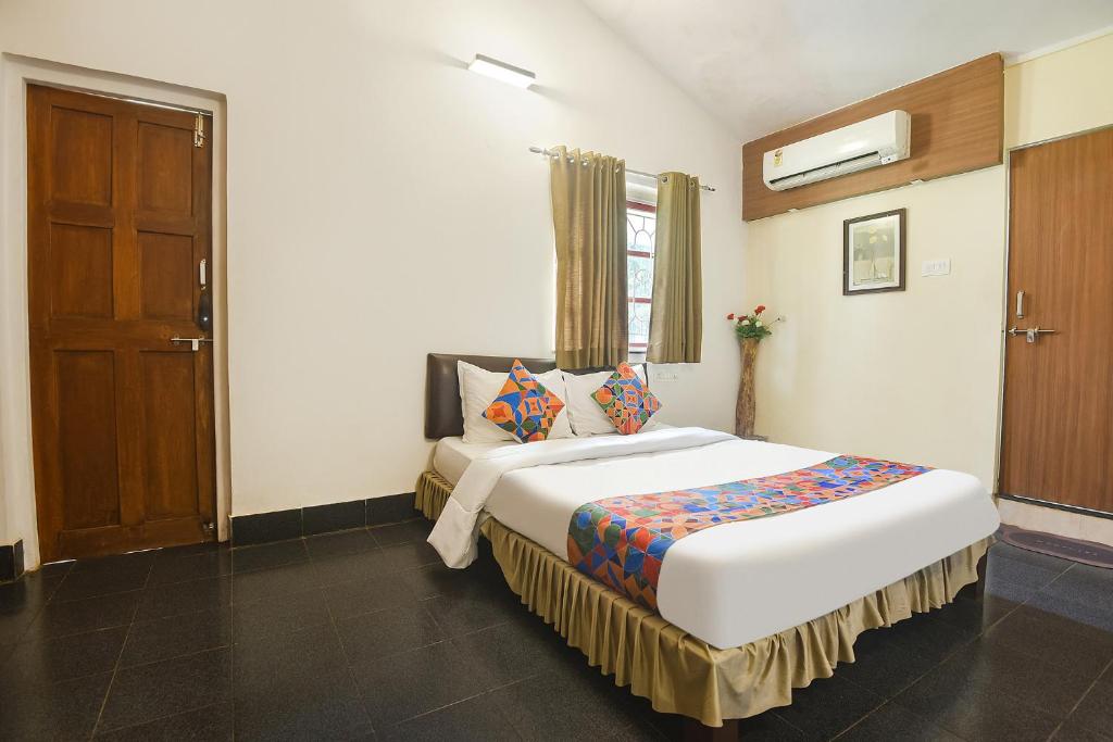 เตียงในห้องที่ FabExpress Royal Baga Residency