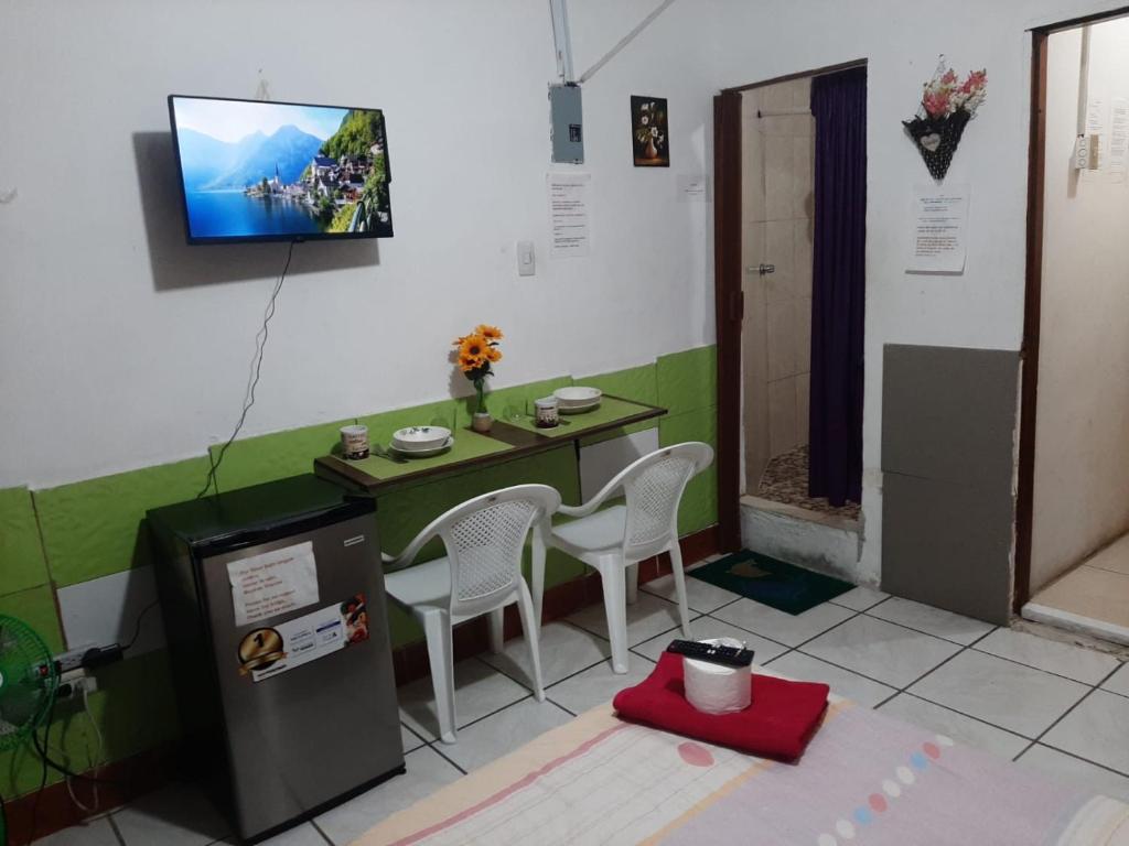 Una televisión o centro de entretenimiento en Mini Suite Independiente en Garzota Norte