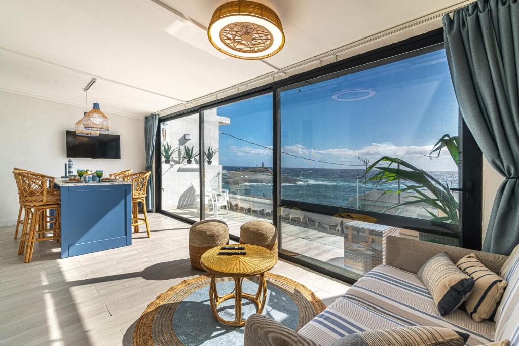 sala de estar con vistas al océano en Brisa Marina, en La Jaca