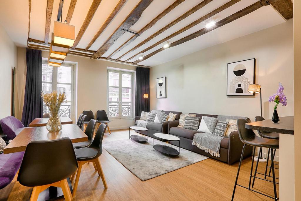 un salon avec un canapé et une table dans l'établissement Urban Flat 73 - Luxury Parisian Flat near Les Halles Rivoli, à Paris