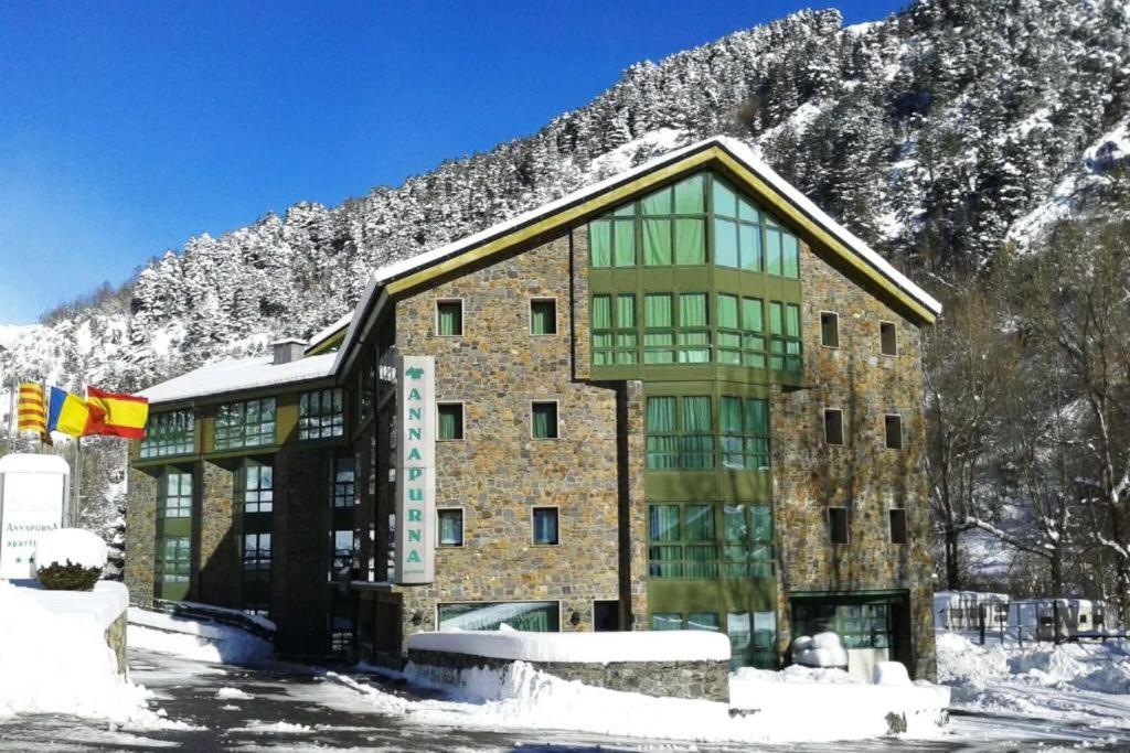 un grande edificio con neve su una montagna di Annapurna M&P a Ordino