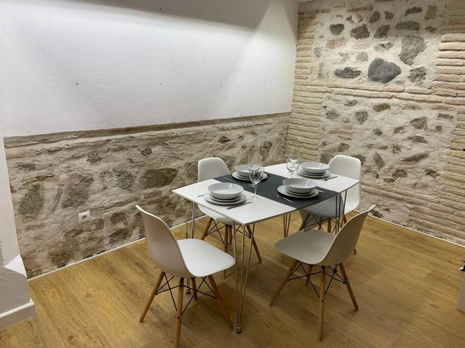 a white table and chairs in a room at AnDiMi, Histórico. in Toledo