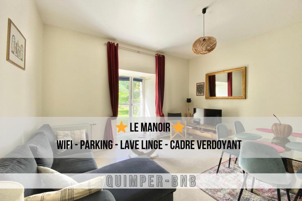 ein Wohnzimmer mit Tisch und Couch in der Unterkunft LE MANOIR - REZ DE CHAUSSEE - PARKING - WIFI - CENTRE VILLE in Quimper