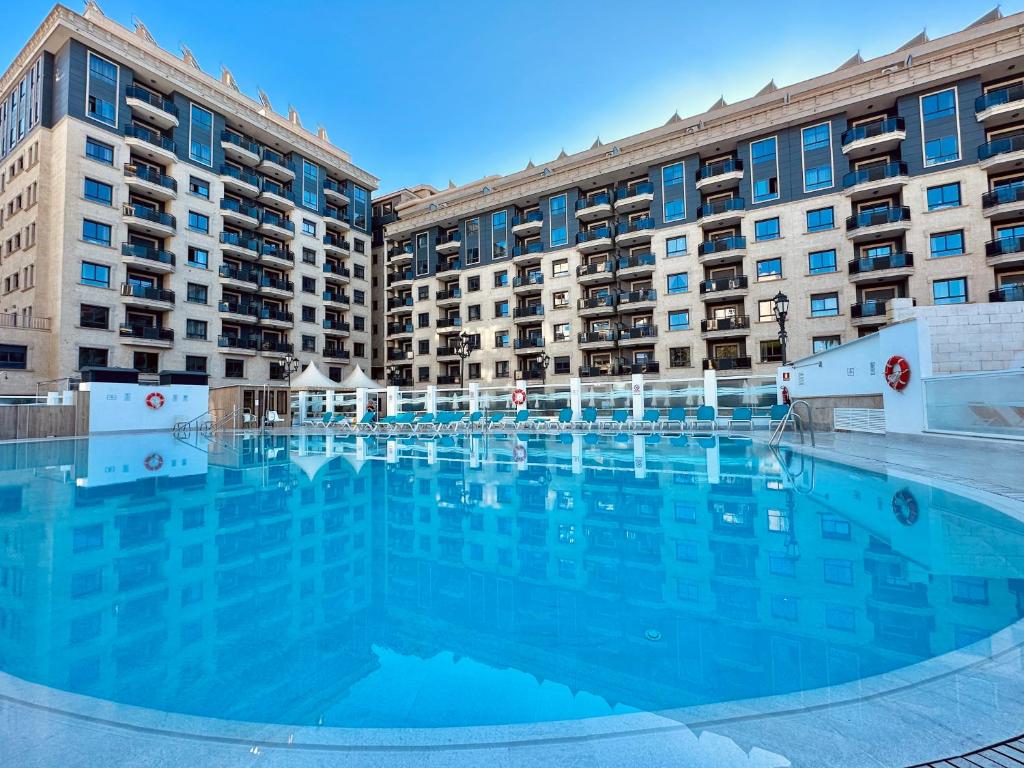 une grande piscine en face d'un bâtiment dans l'établissement Apartamentos Nuriasol, à Fuengirola