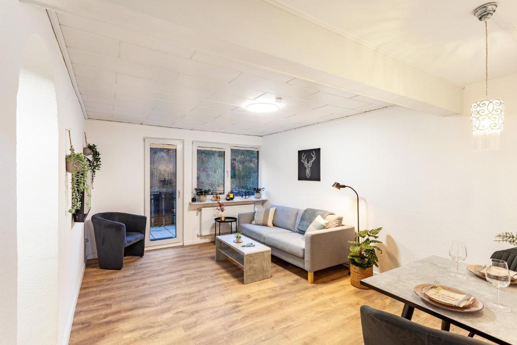 ein Wohnzimmer mit einem Sofa und einem Tisch in der Unterkunft Baumgärtner in Schmallenberg